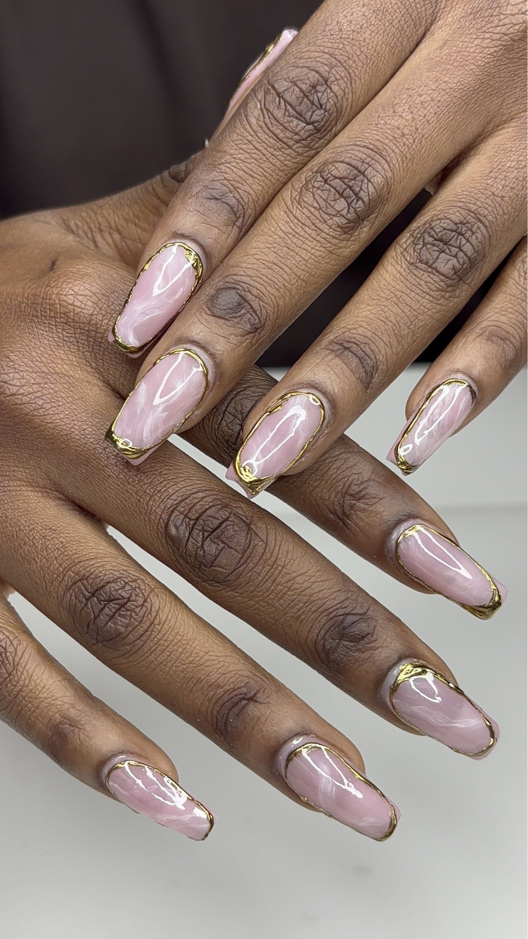 Nail art marbre rosé et contour doré