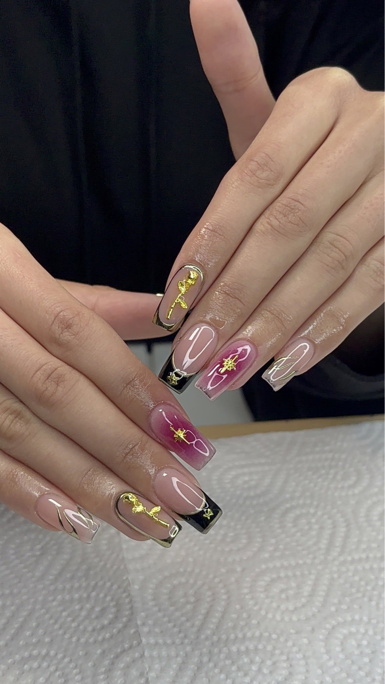 Ongles nude et noir avec déco dorée