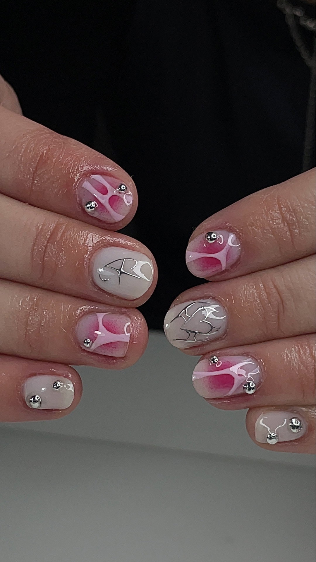 Manucure courte rose avec strass