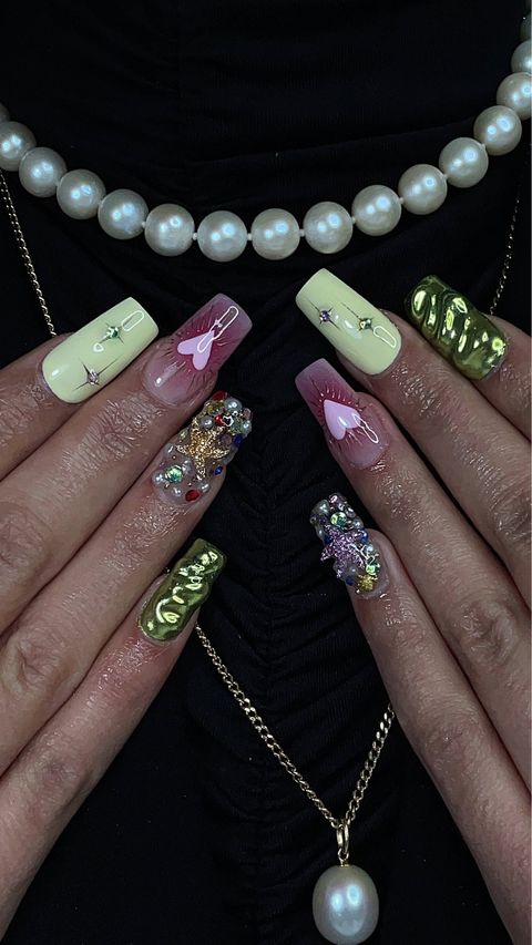 Nail art jaune chrome avec bijoux — onglerie 95