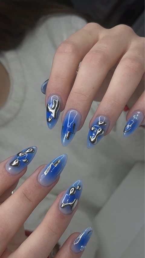 Pose semi-permanente bleue chrome argent — Nails Cube 95